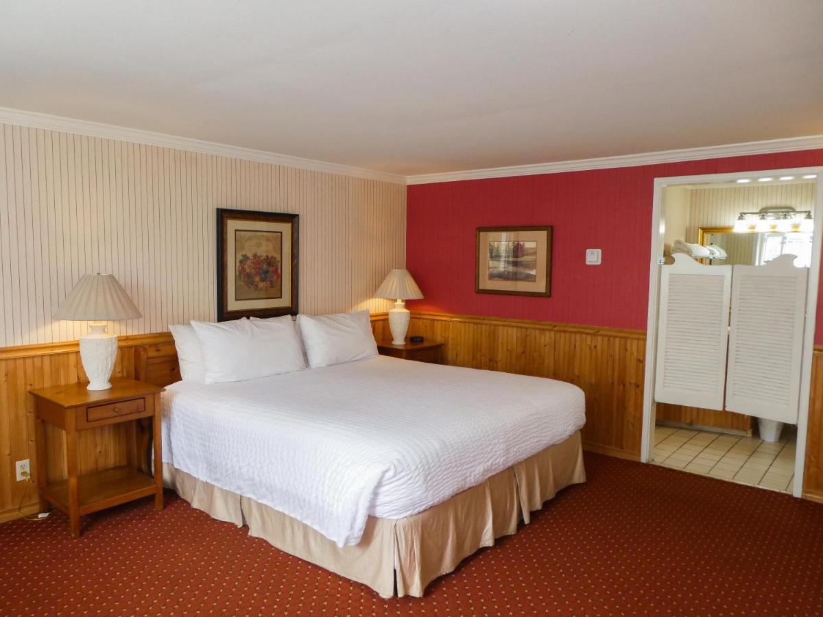 Carmel Fireplace Inn Room photo