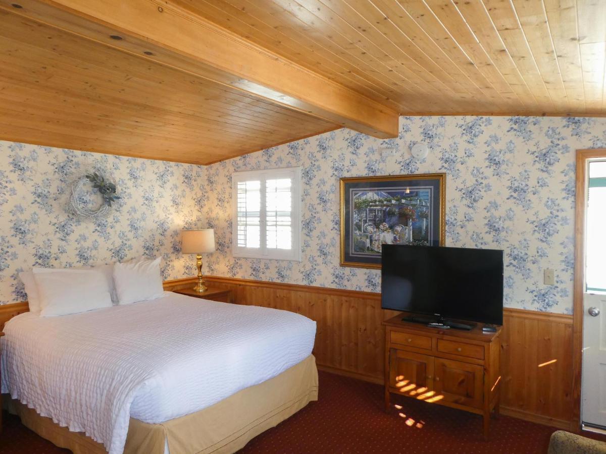 Carmel Fireplace Inn Room photo