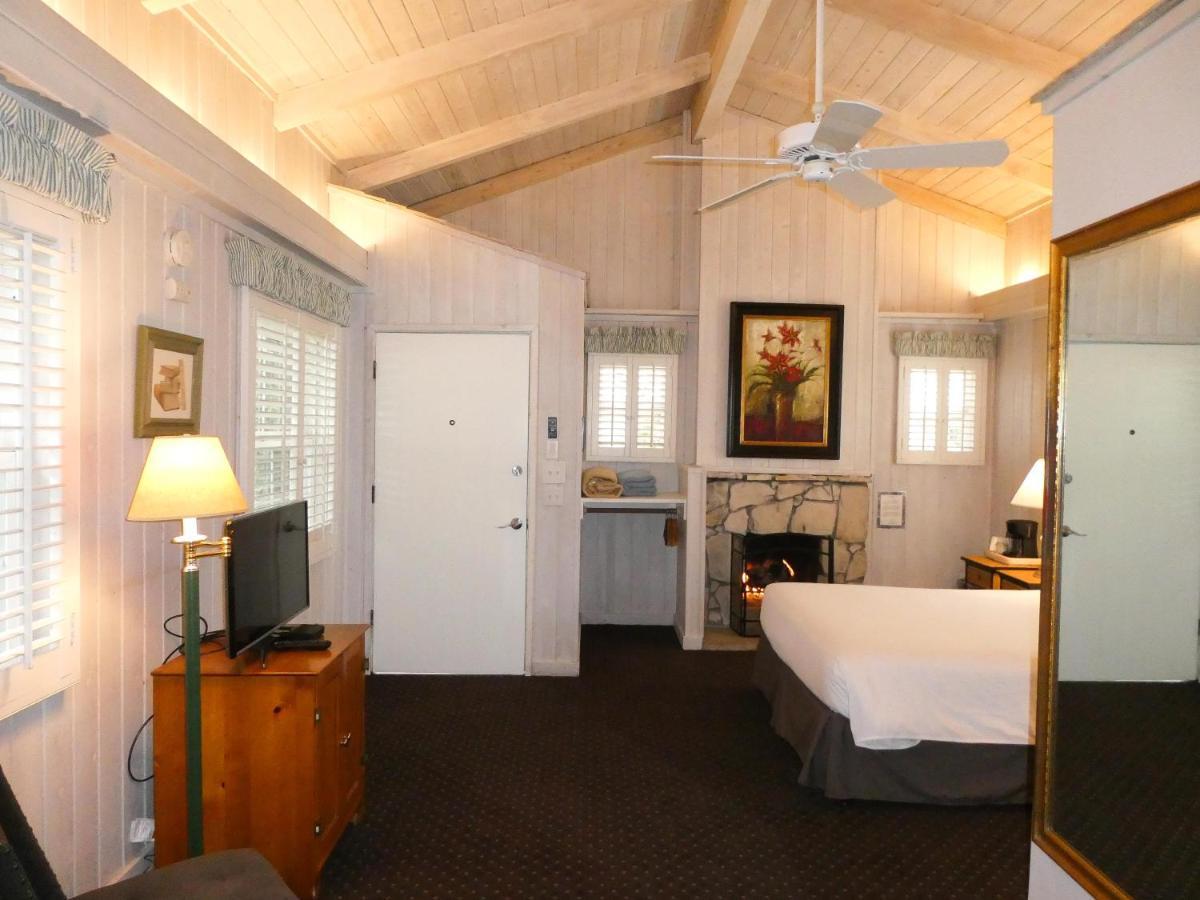 Carmel Fireplace Inn Room photo