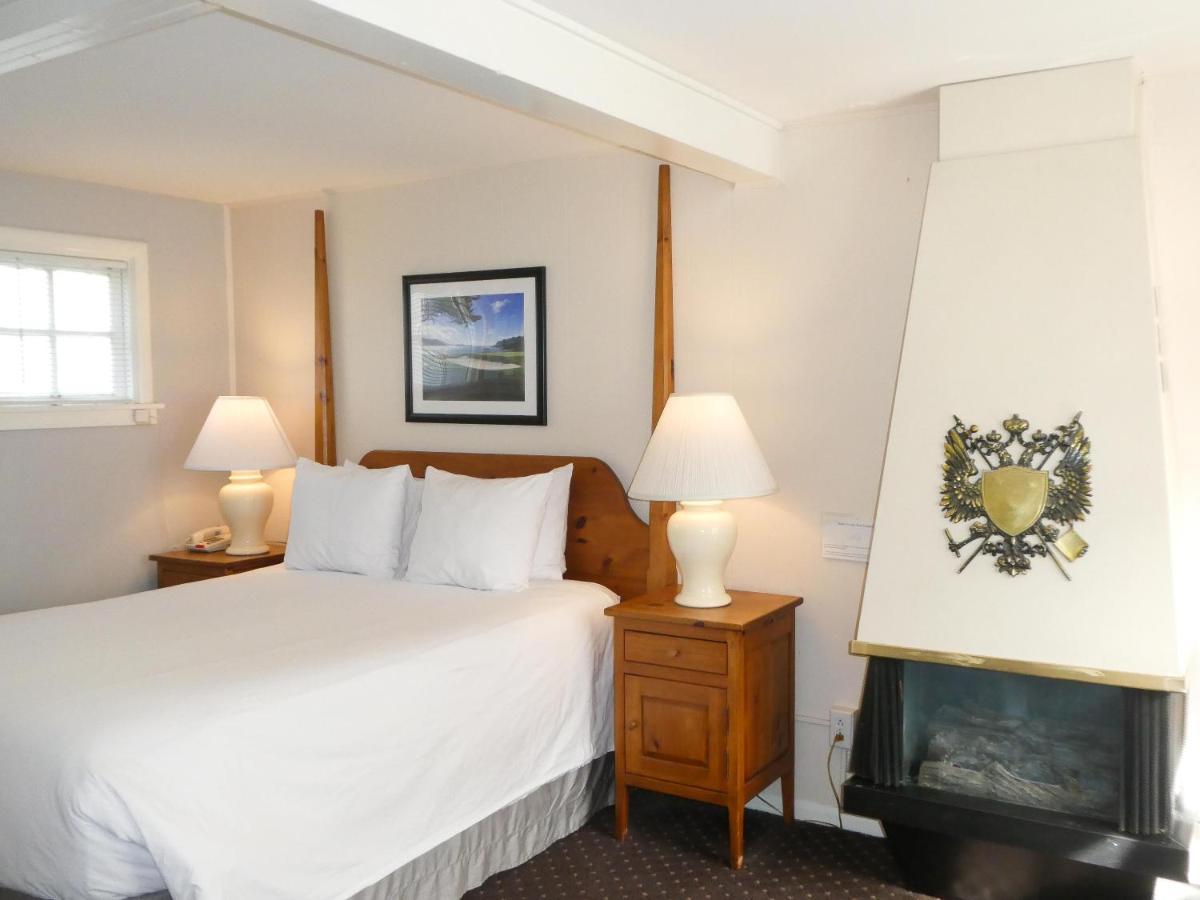 Carmel Fireplace Inn Room photo