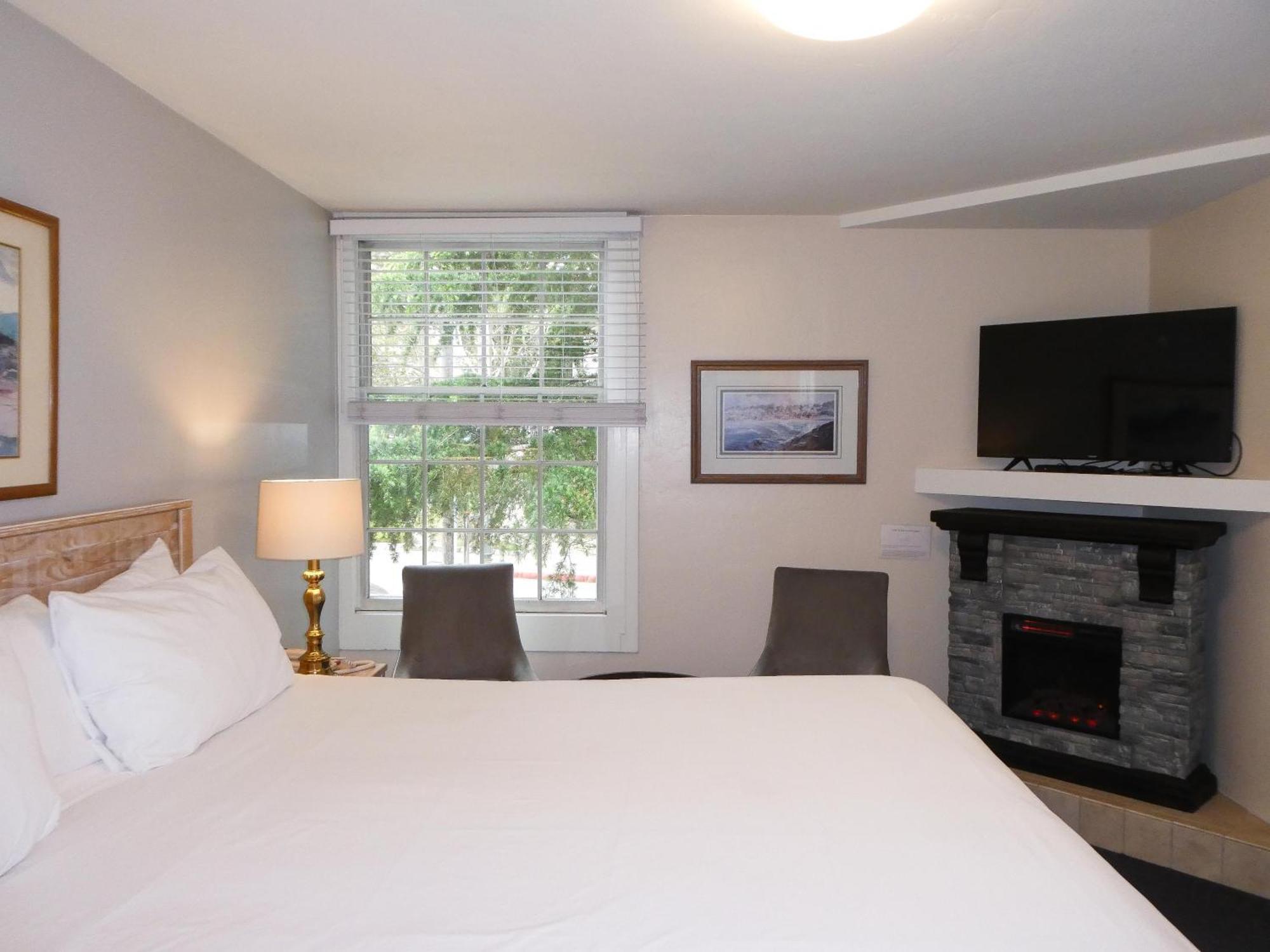 Carmel Fireplace Inn Room photo