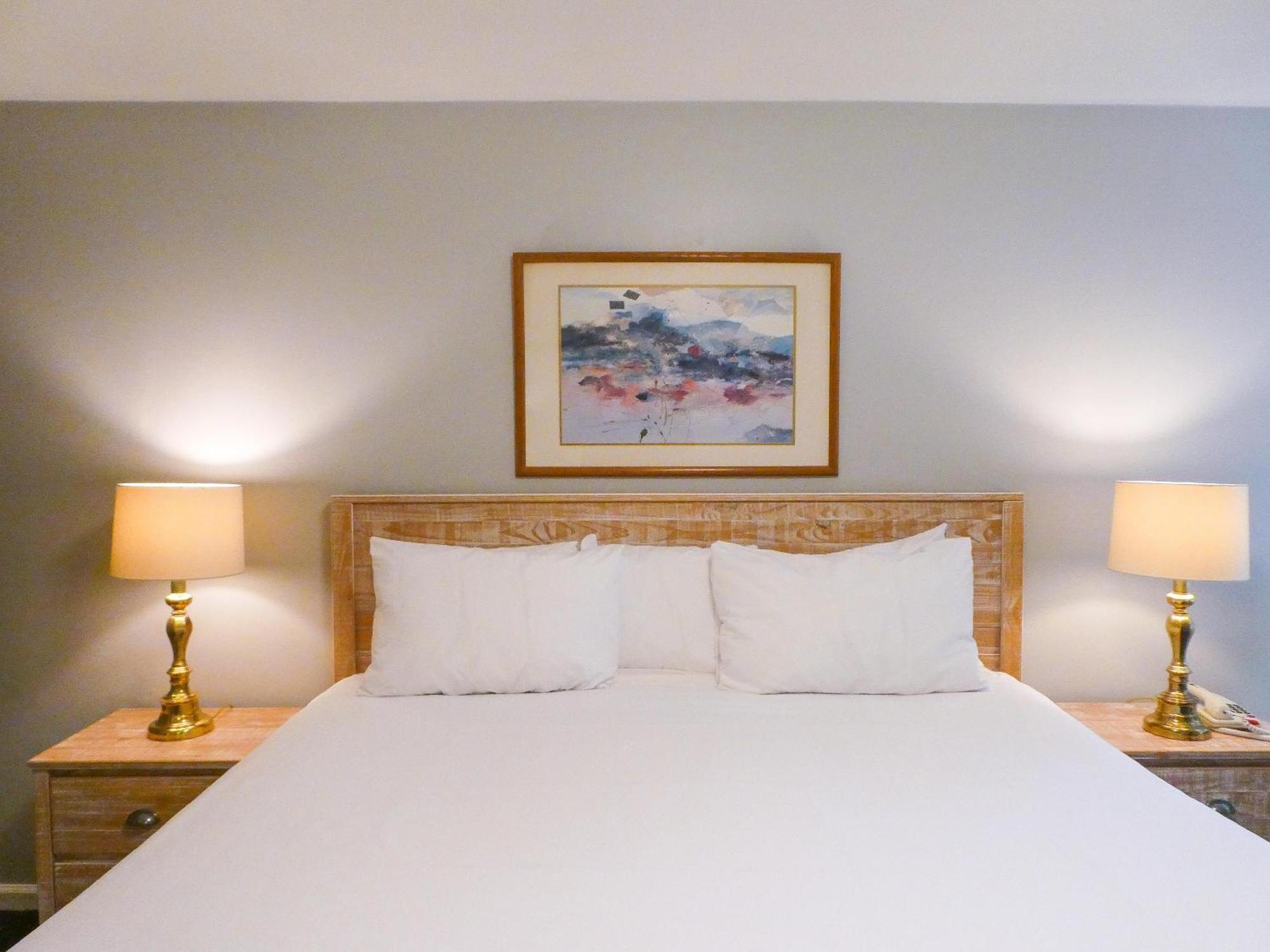 Carmel Fireplace Inn Room photo