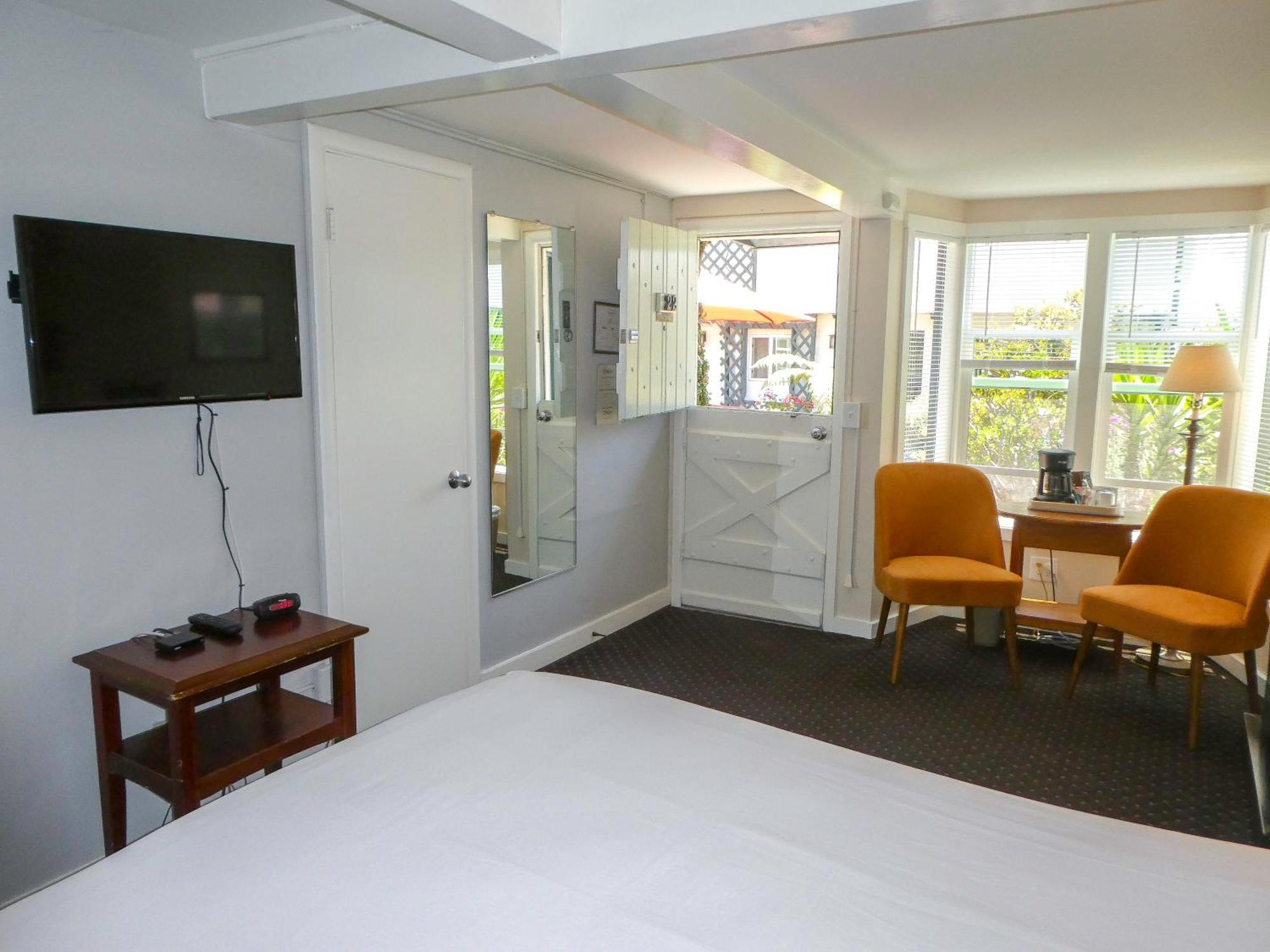 Carmel Fireplace Inn Room photo