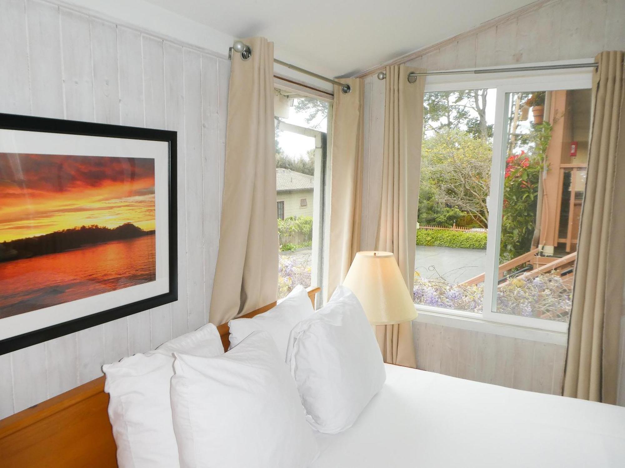 Carmel Fireplace Inn Room photo