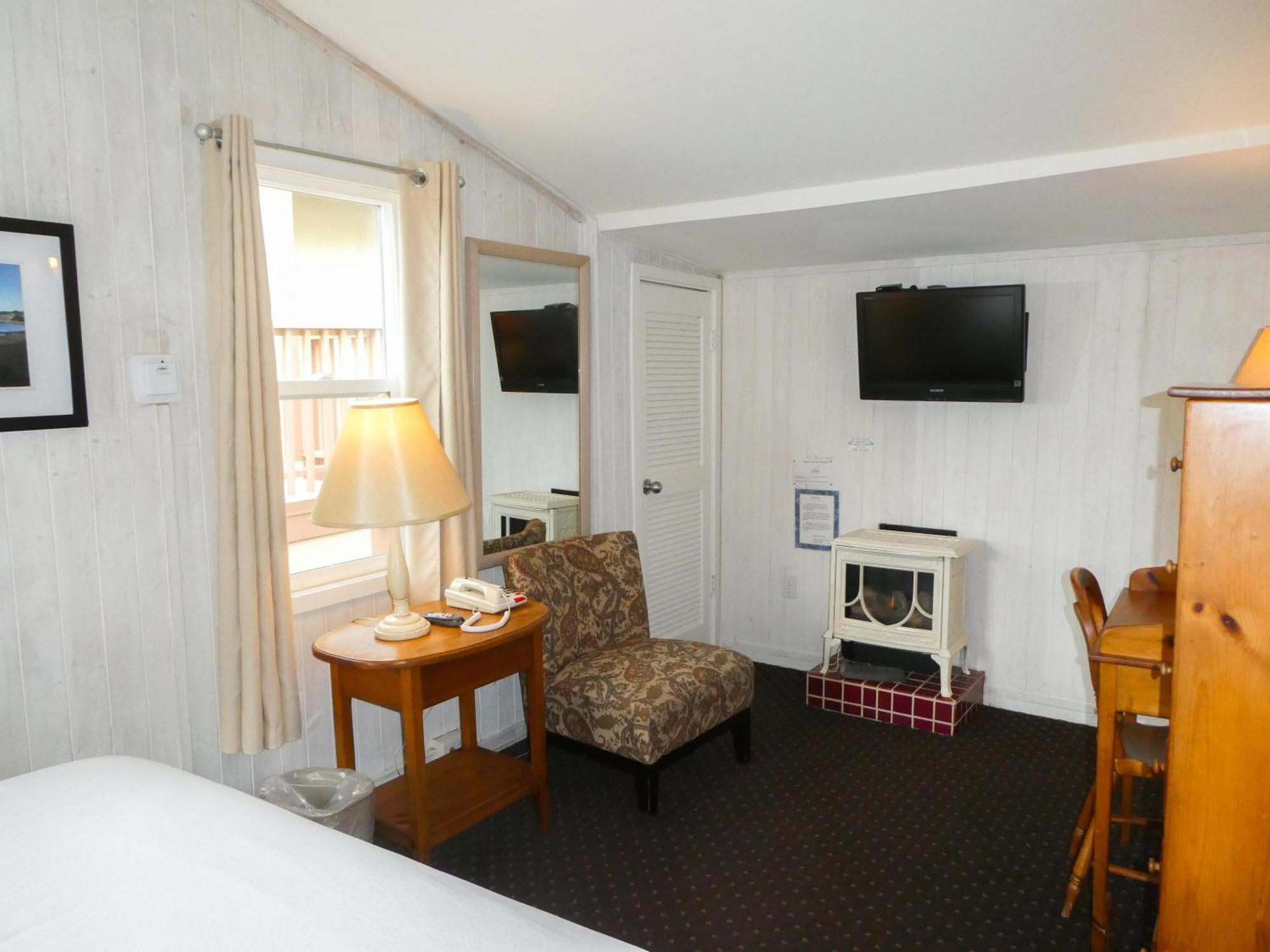 Carmel Fireplace Inn Room photo