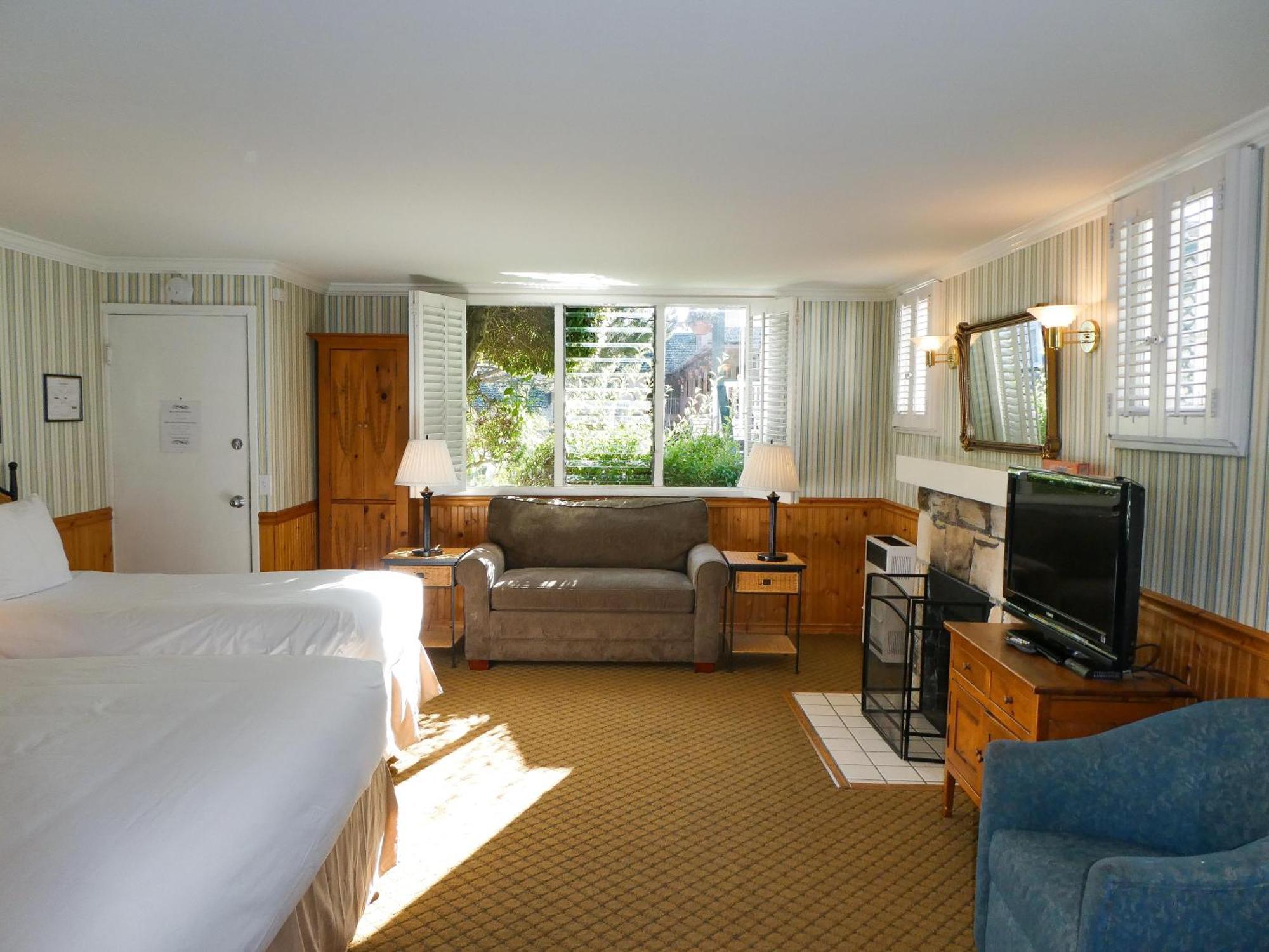 Carmel Fireplace Inn Room photo