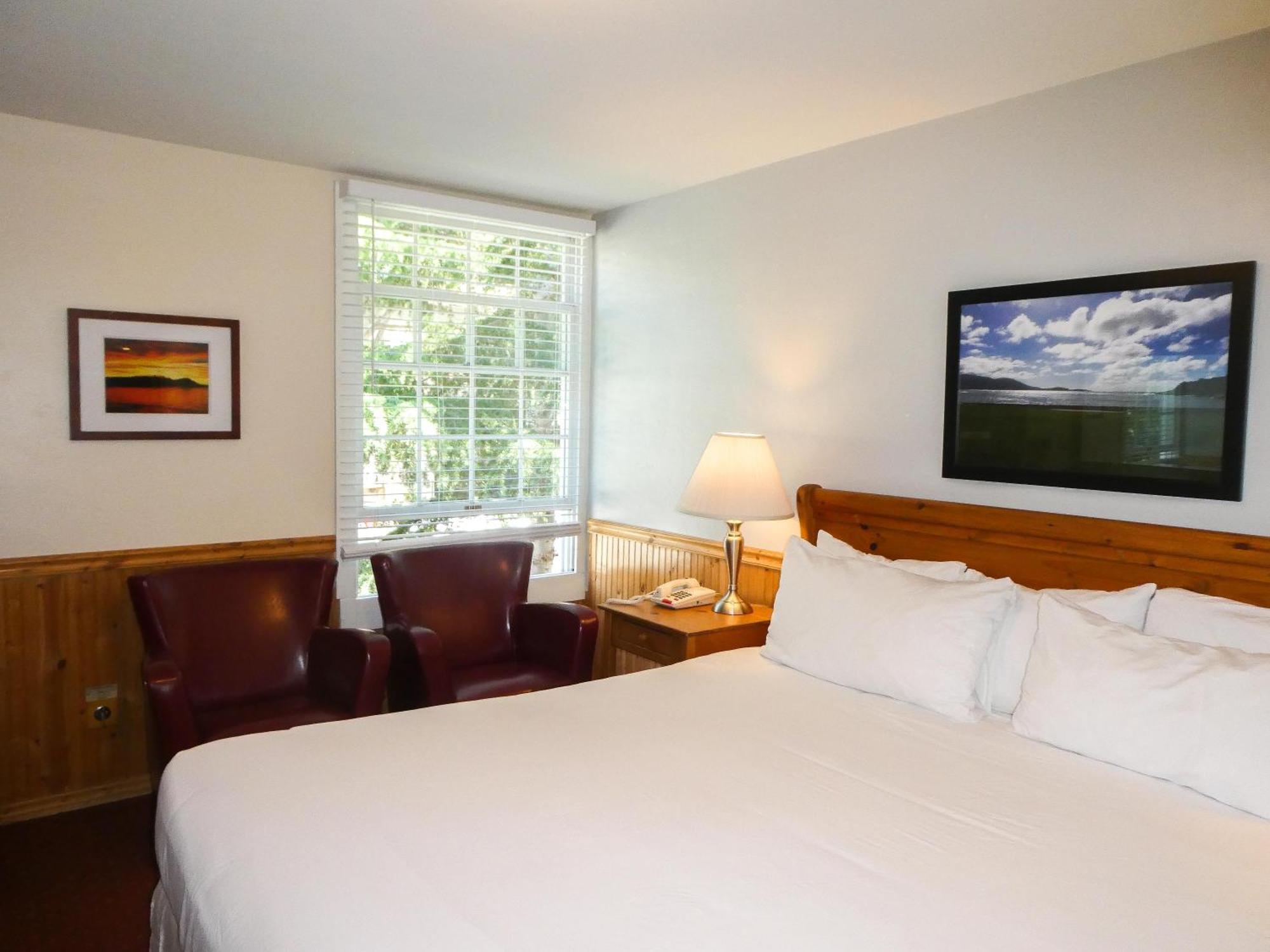 Carmel Fireplace Inn Room photo