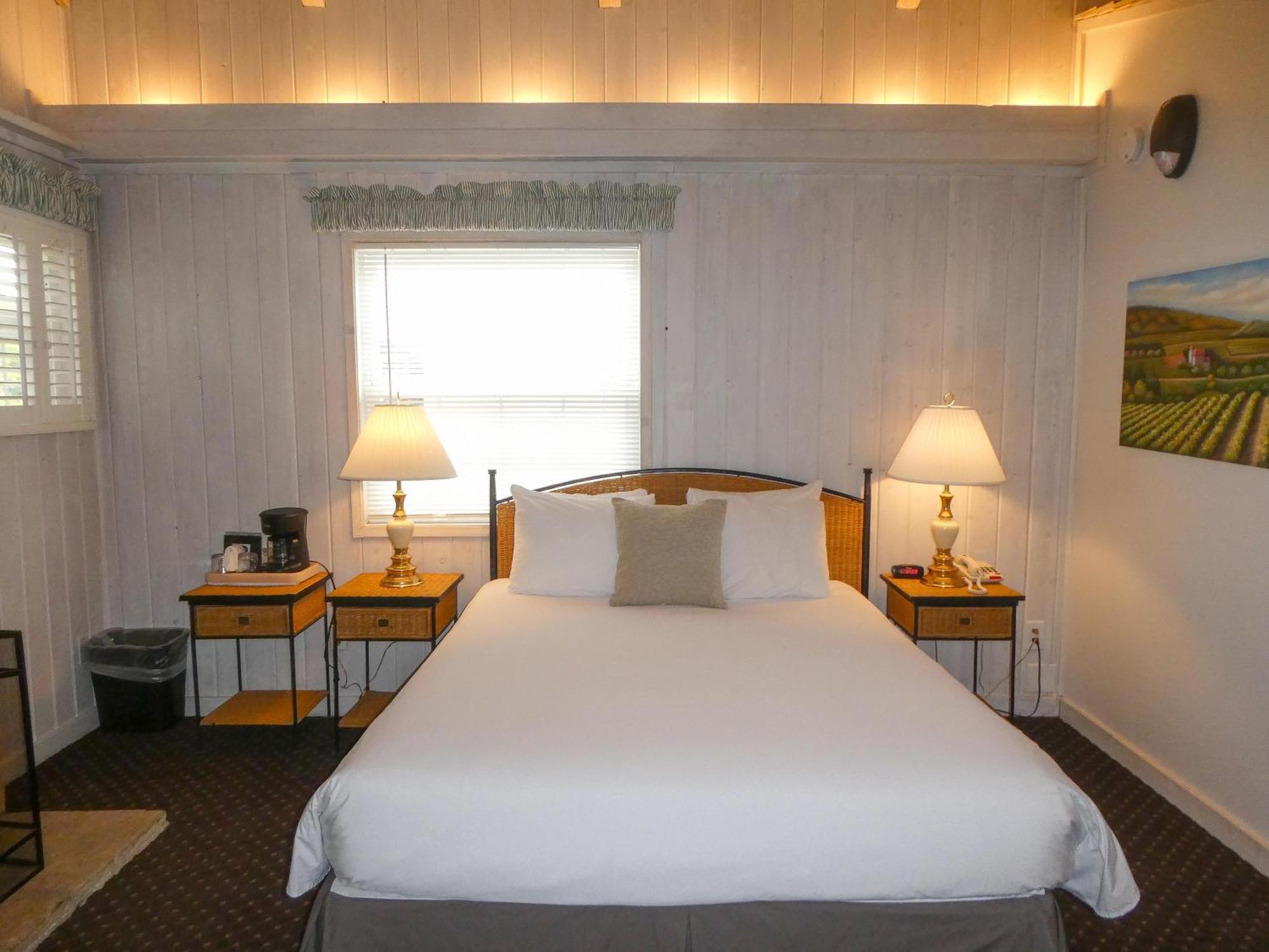 Carmel Fireplace Inn Room photo