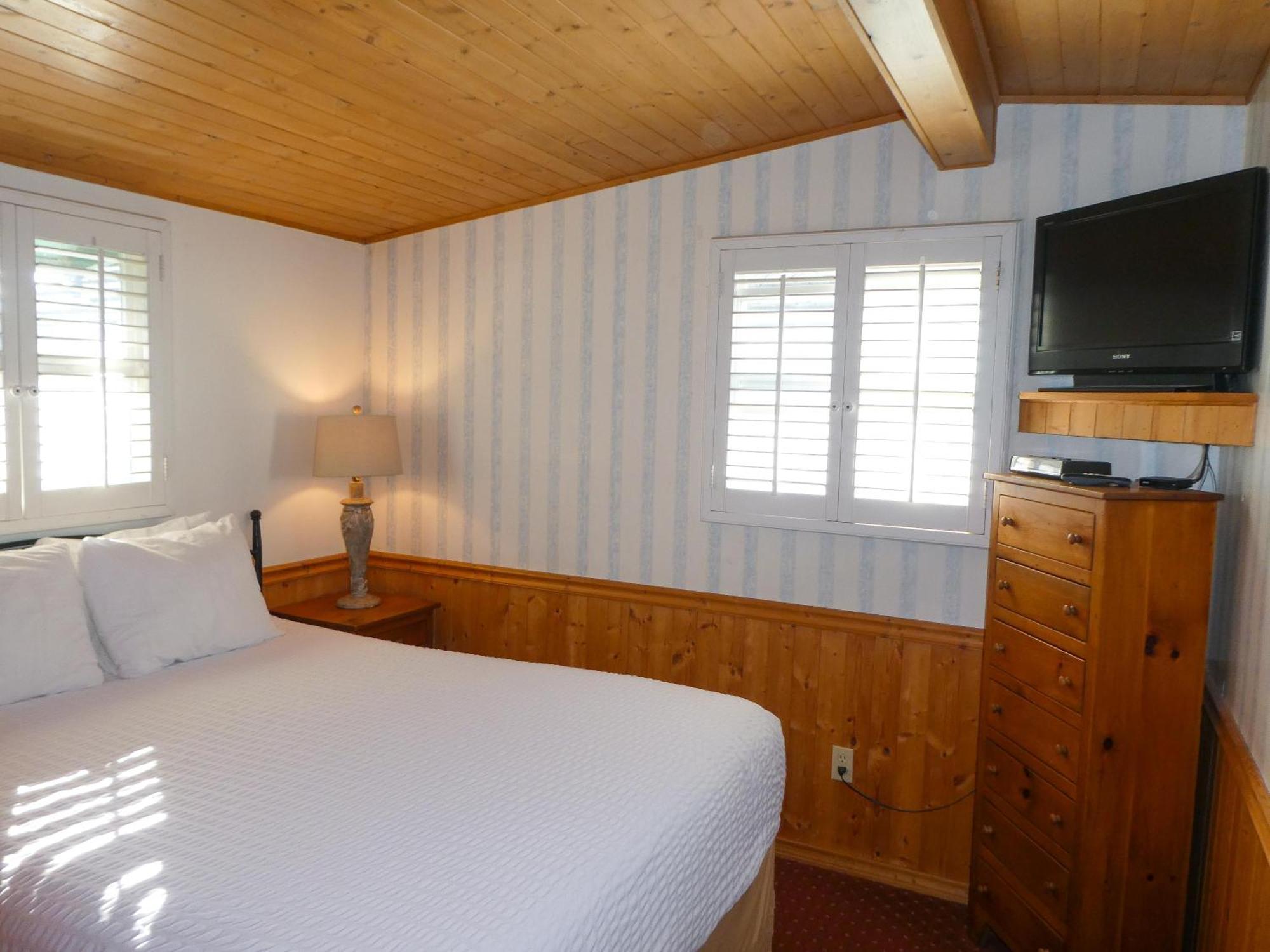 Carmel Fireplace Inn Room photo