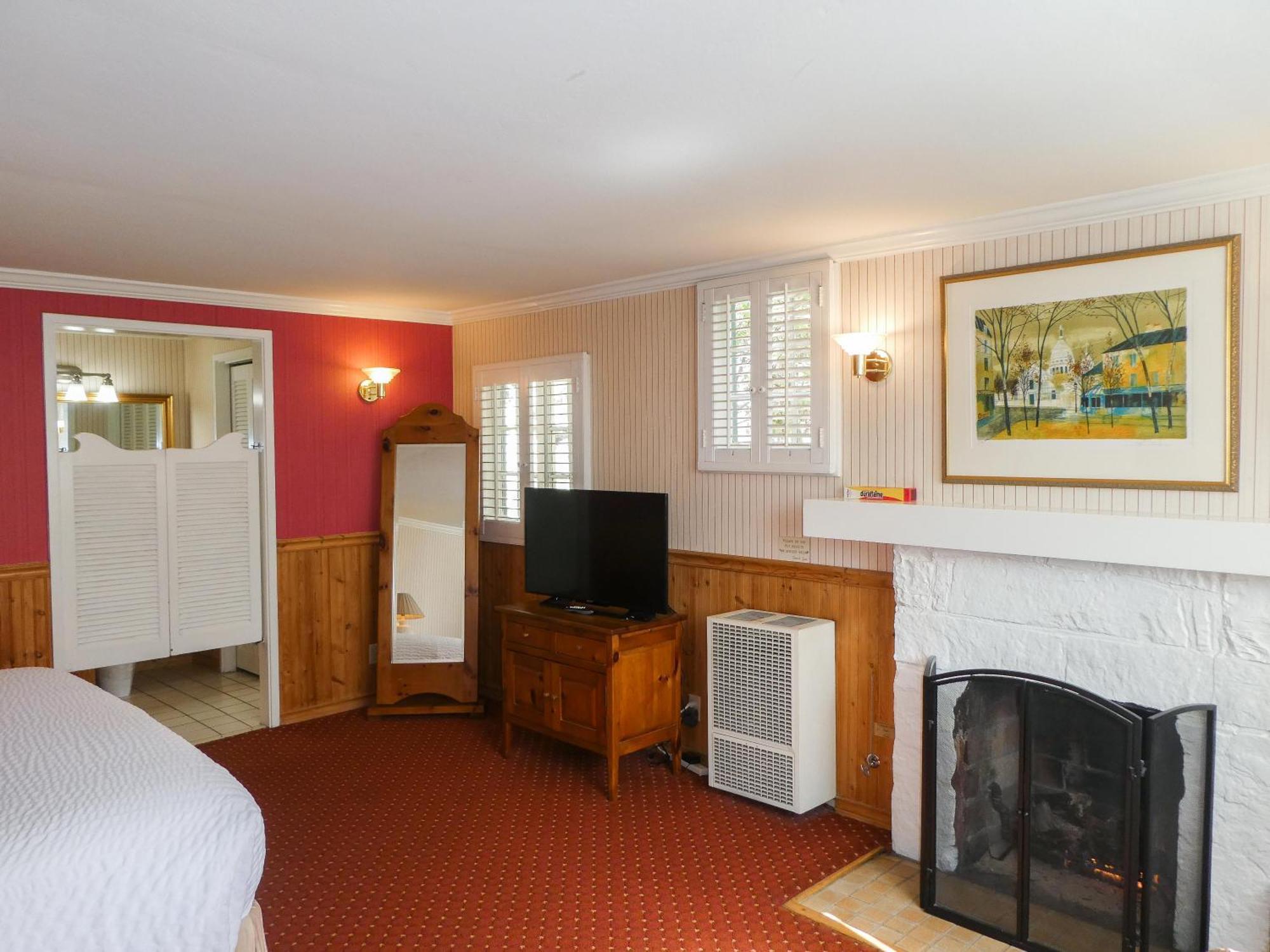 Carmel Fireplace Inn Room photo