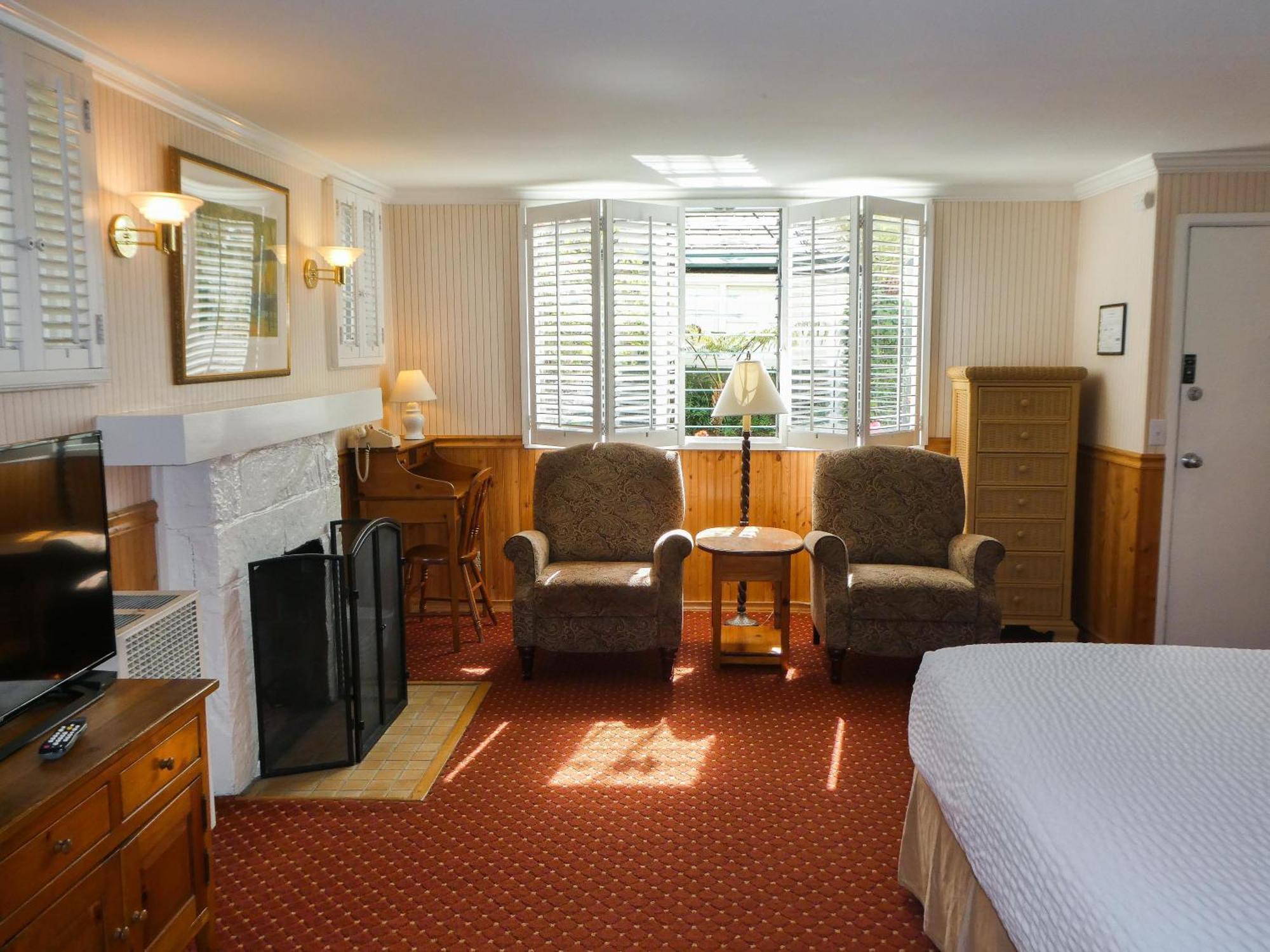 Carmel Fireplace Inn Room photo