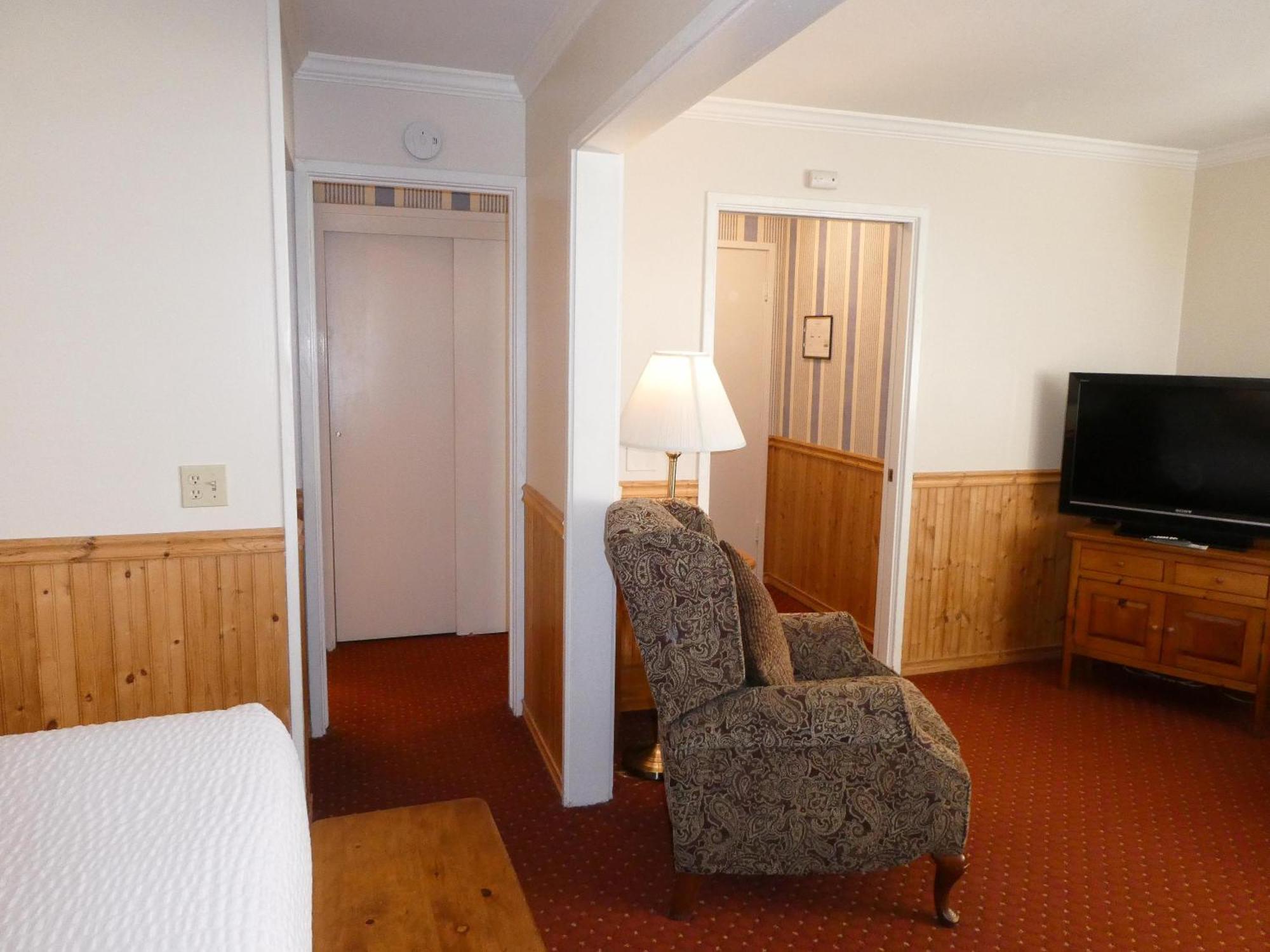 Carmel Fireplace Inn Room photo
