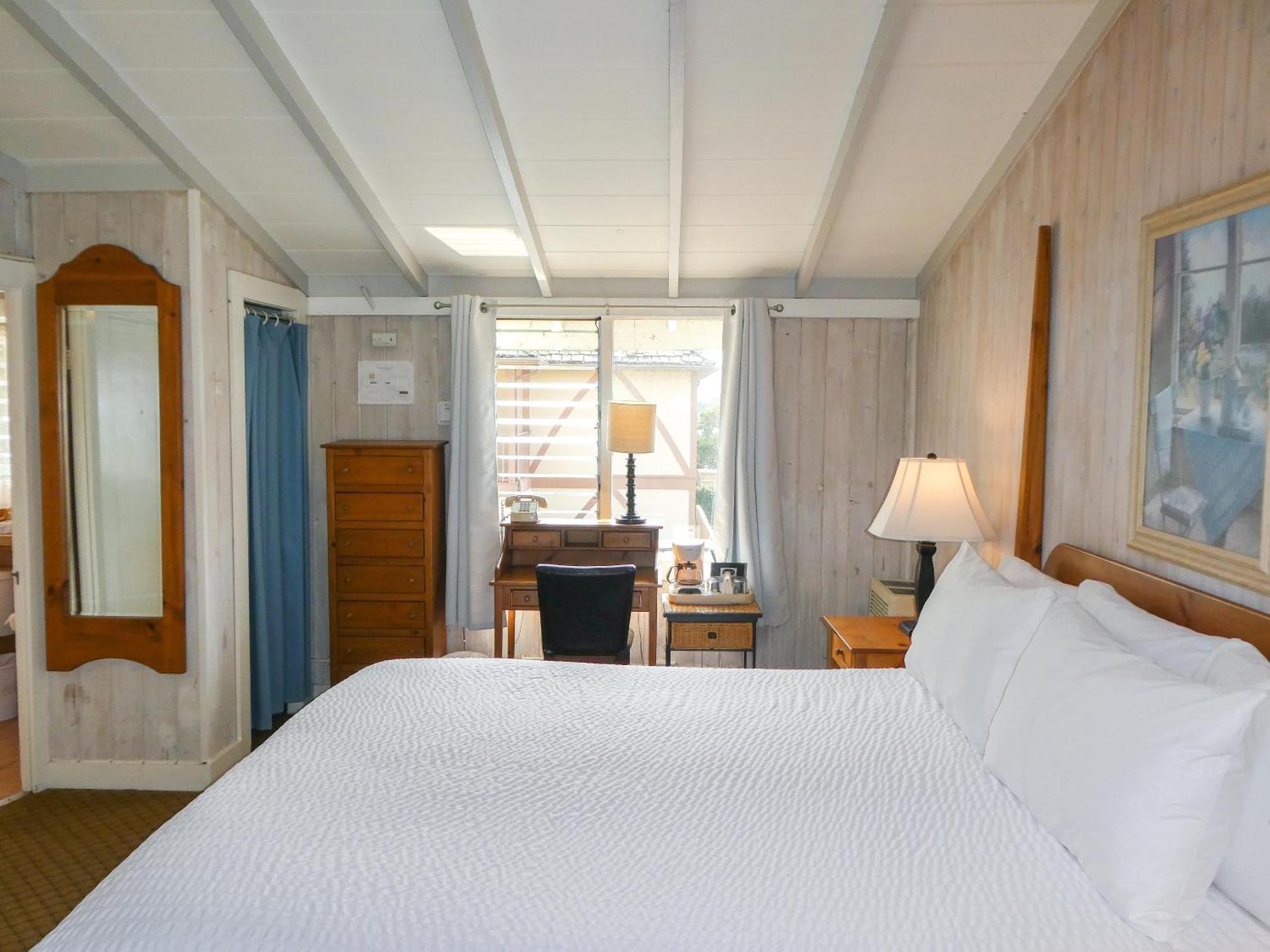 Carmel Fireplace Inn Room photo